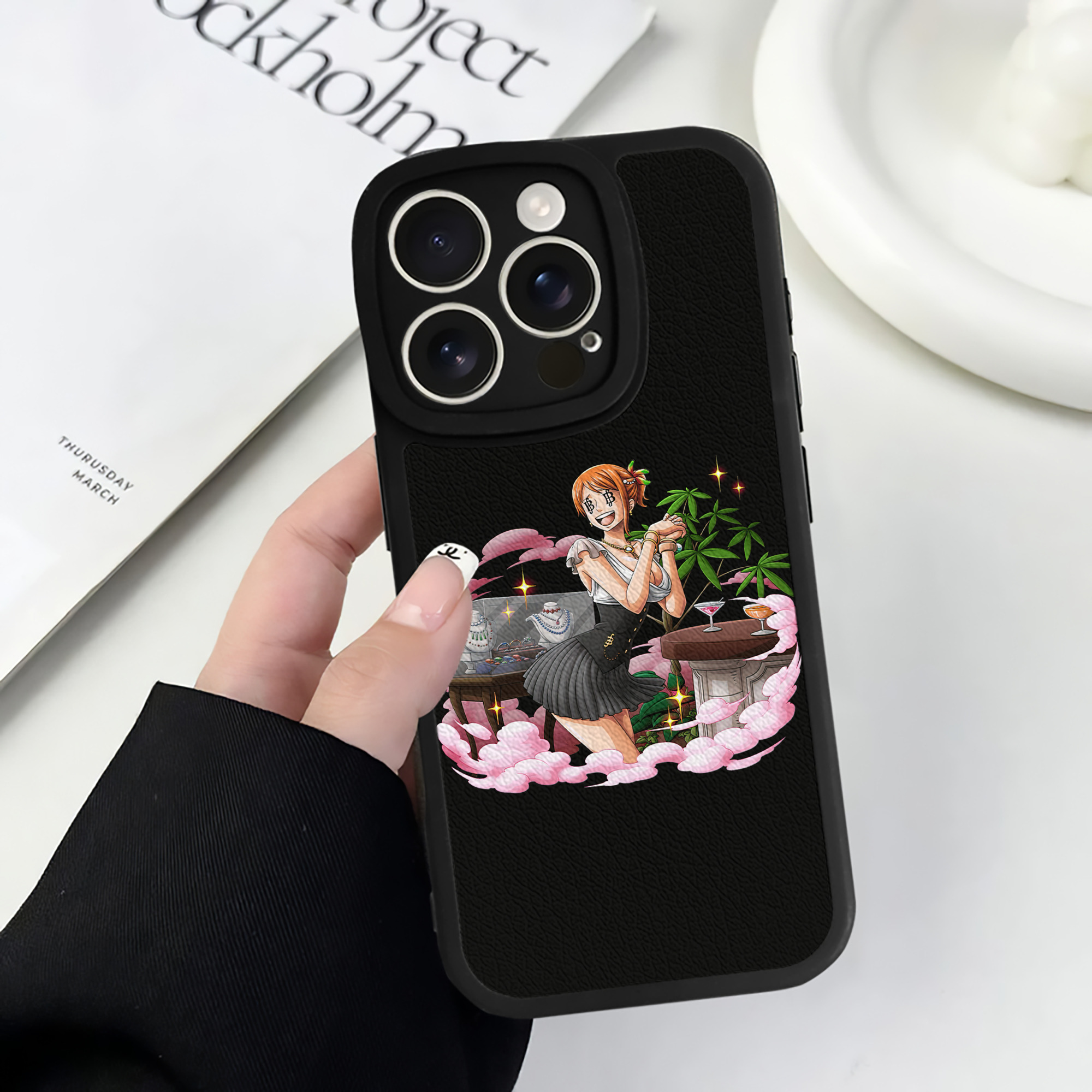 （画像用） ワンピース ナミ ONE PIECE Nami 【iPhone 16シリーズ対応】シリコンスマホケース（レザー調） 材質：シリコン